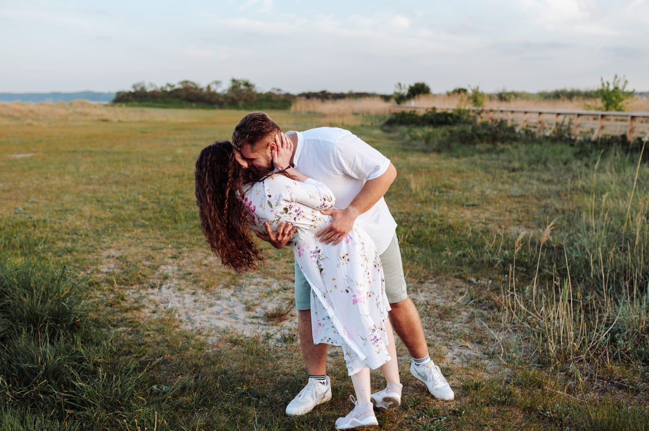 Para przytula się na nadmorskich łąkach sesja narzeczeńska  Trójmiasto
