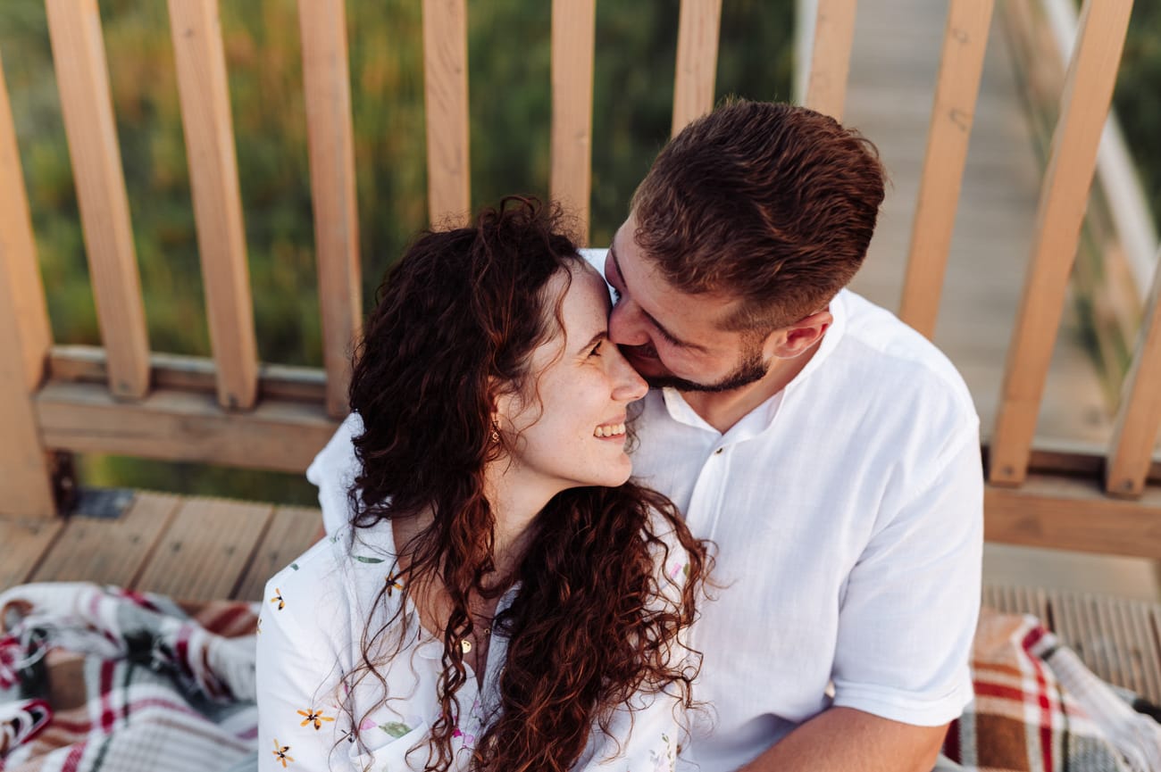 Para przytula się na kładce nad łąkami sesja narzeczeńska Trójmiasto
