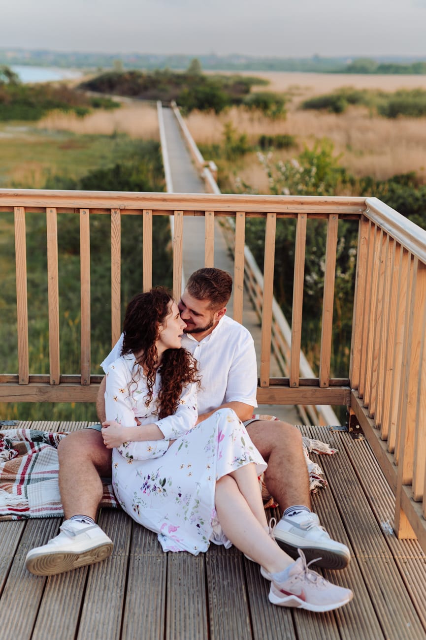 Portret pary na kładce do Mechelinek zachód słońca
