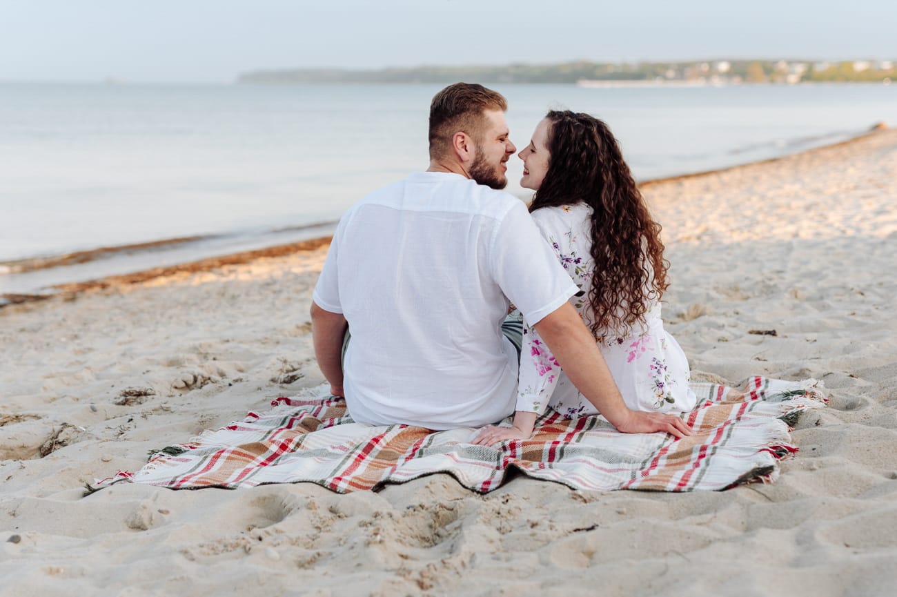 Para przytula się na plaży sesja narzeczeńska nad morzem
