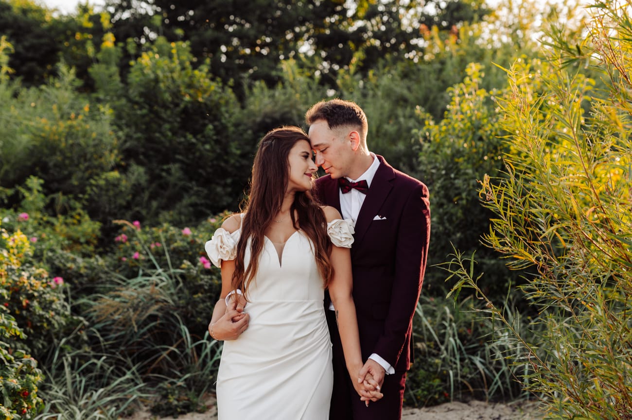 Nowożeńcy wtuleni w siebie na plaży  sesja poślubna Gdynia