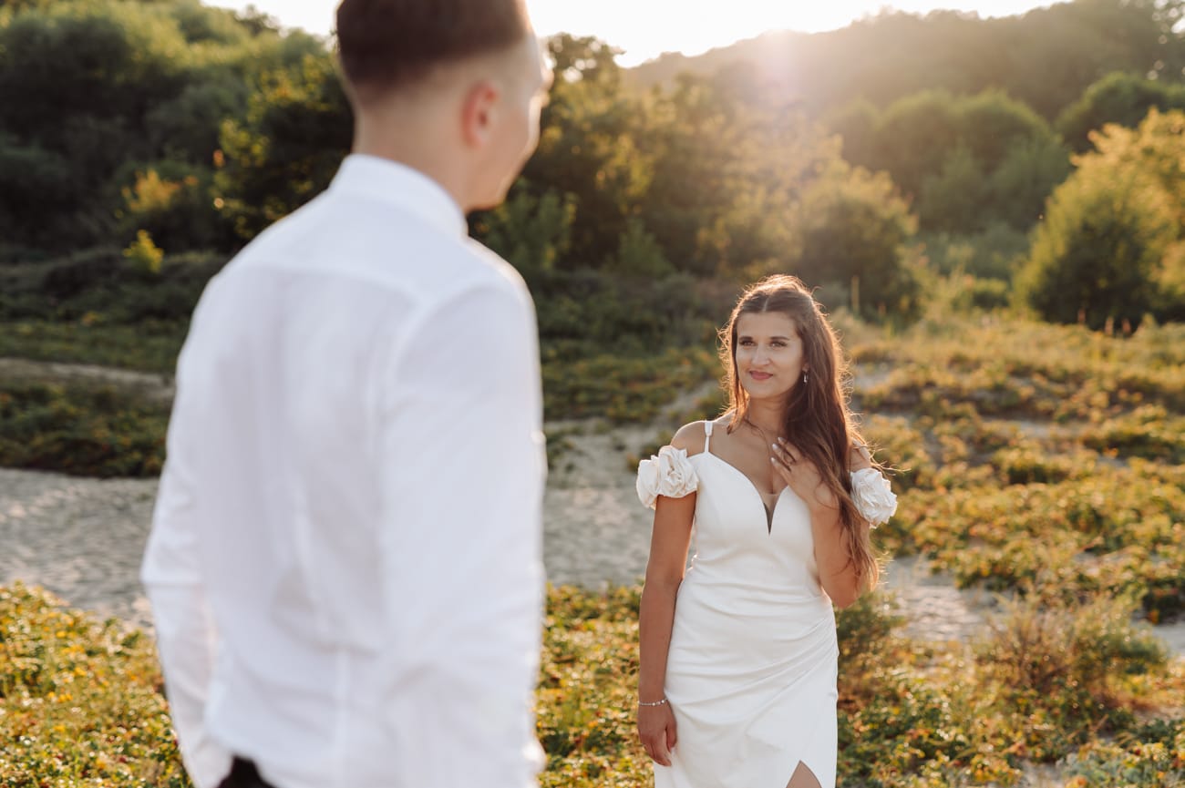 Panna młoda wpatrzona w swojego męża sesja poślubna nad morzem Babie Doły
