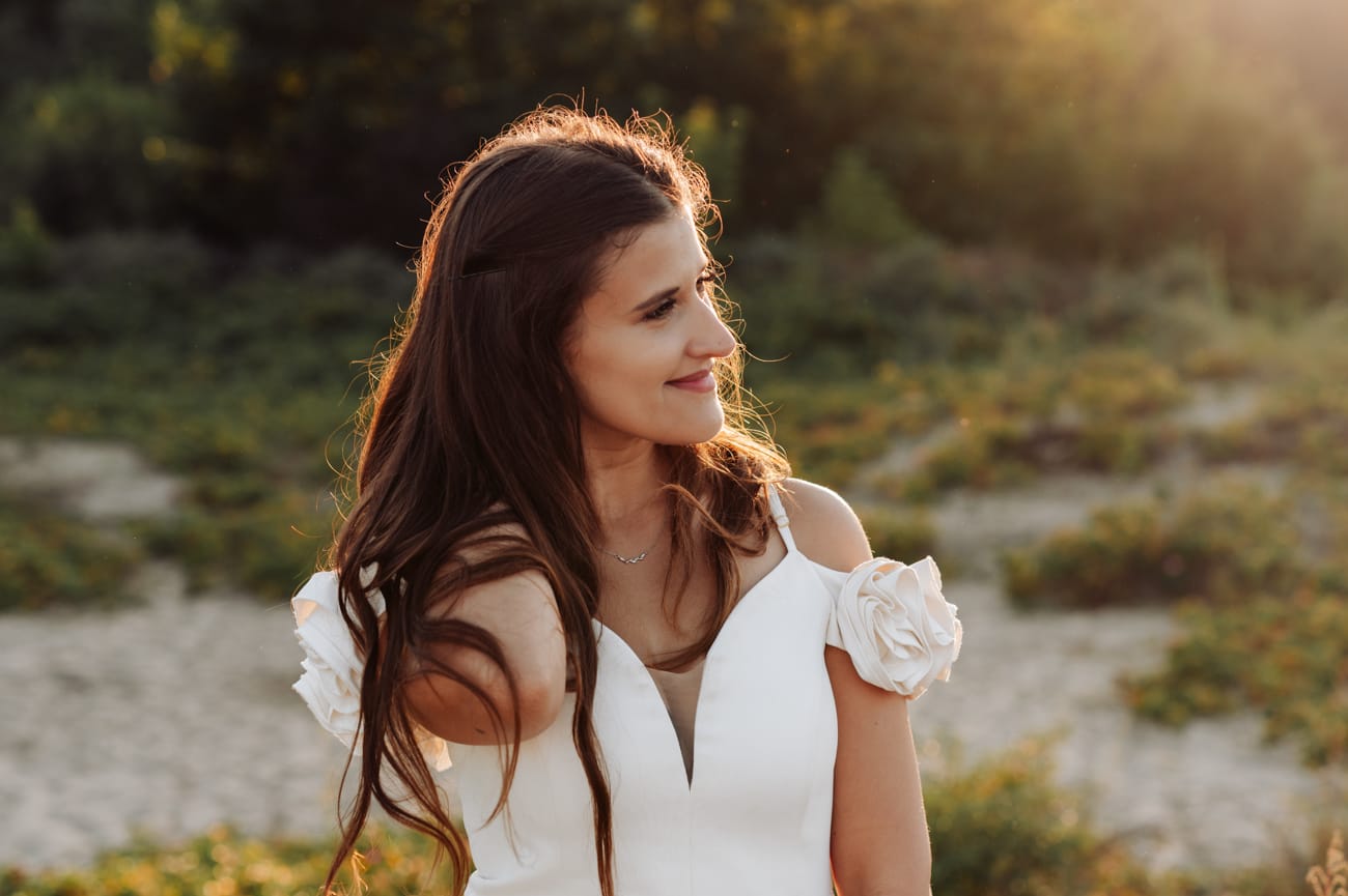 Portret pany młodej w dzikich różach zachód słońca Babie Doły