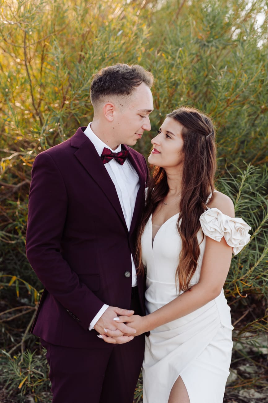 Nowożeńcy wpatrzeni w siebie sesja poślubna Gdynia
