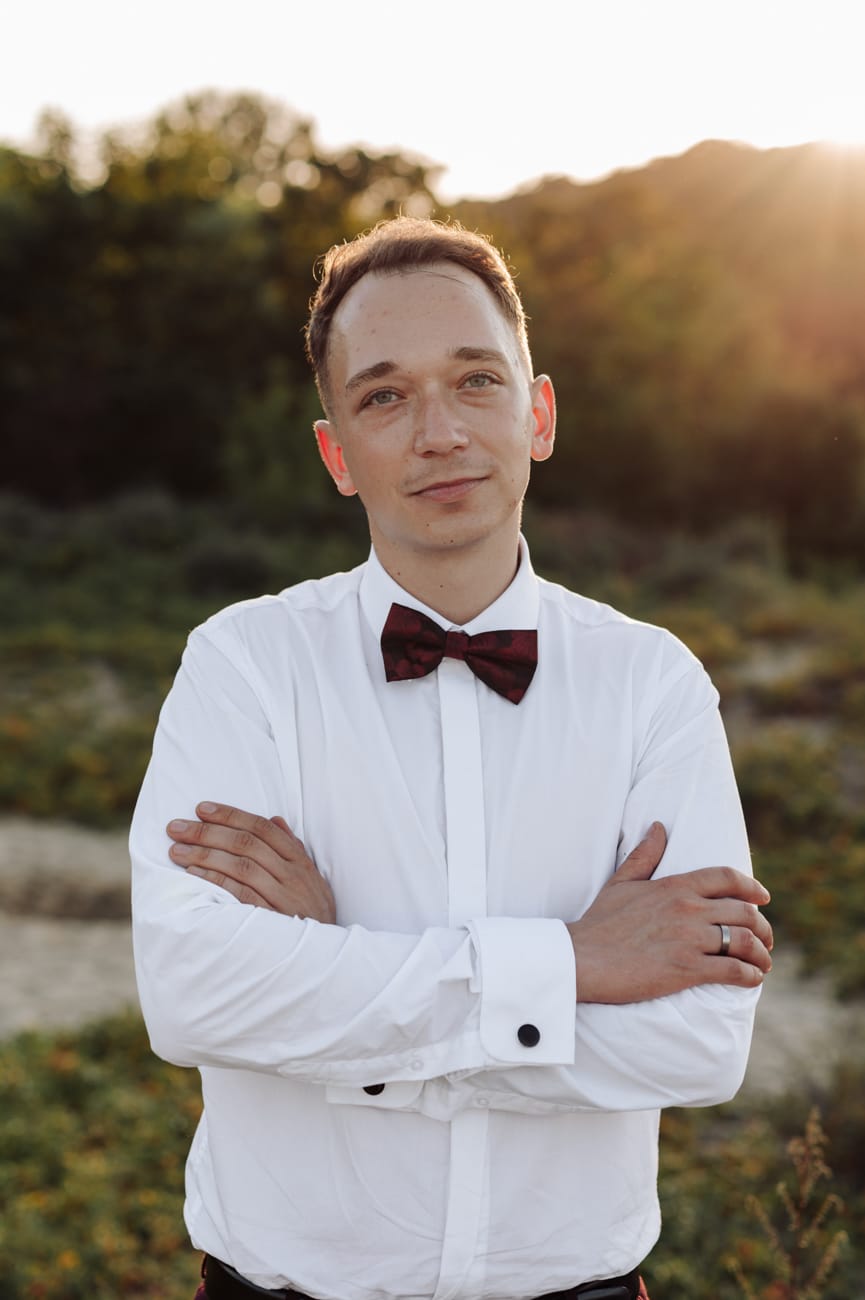 Portret pana młodego w dzikich różach zachód słońca Babie Doły