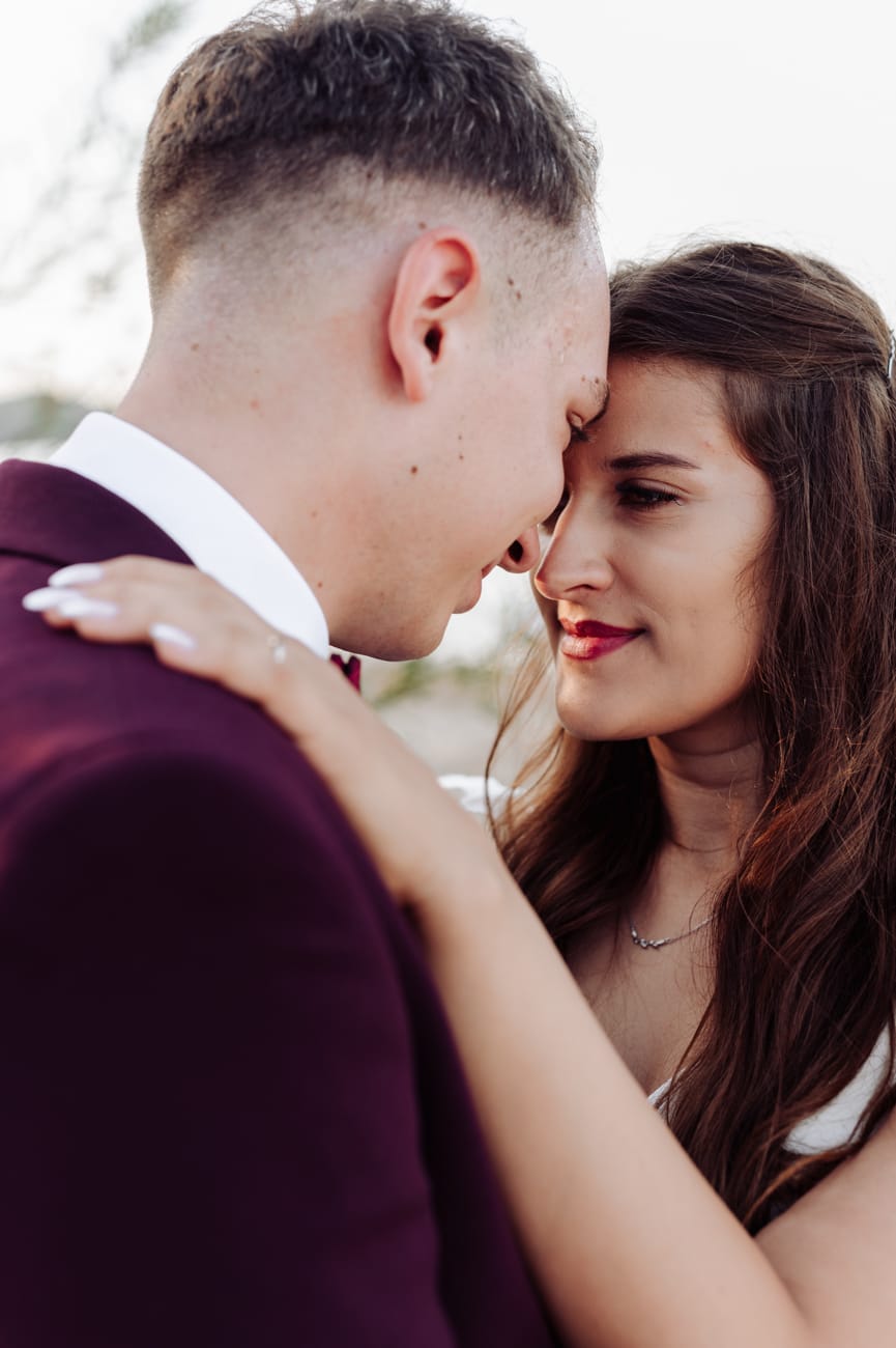 Młoda para wieczorne światło sesja poślubna Gdynia Trójmiasto