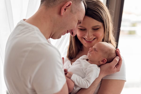 Co ubrać na sesję noworodkową rodzice w jasnych kolorach z noworodkiem