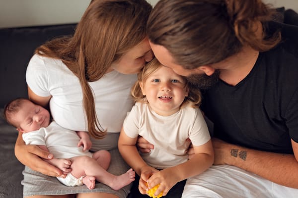 Fotograf noworodkowy Trójmiasto rodzina z noworodkiem i starszym bratem
