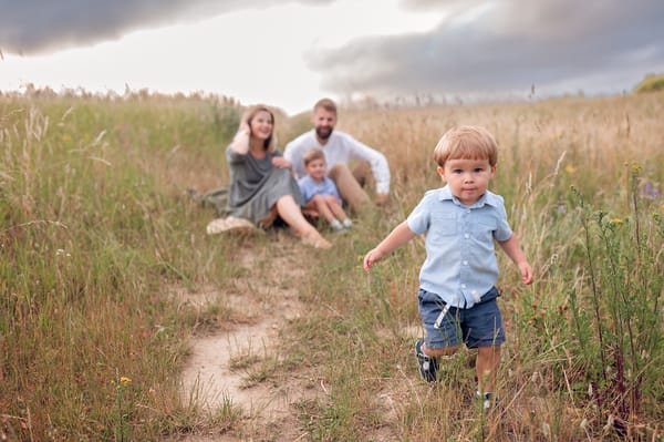Jak się przygotować do sesji rodzinnej rodzina na łące Gdynia