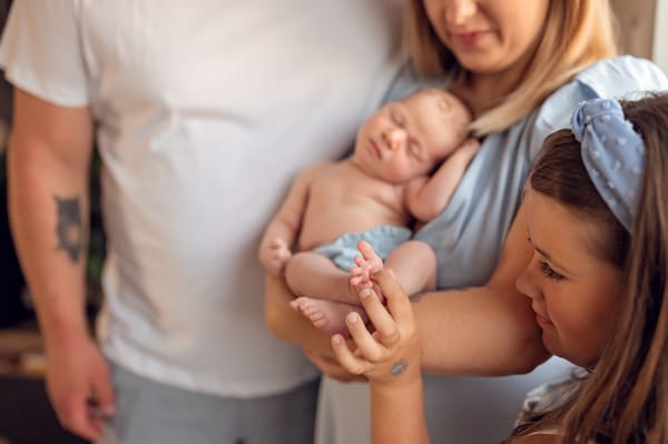 Fotografia noworodkowa Trójmiasto rodzina z noworodkiem i psami
