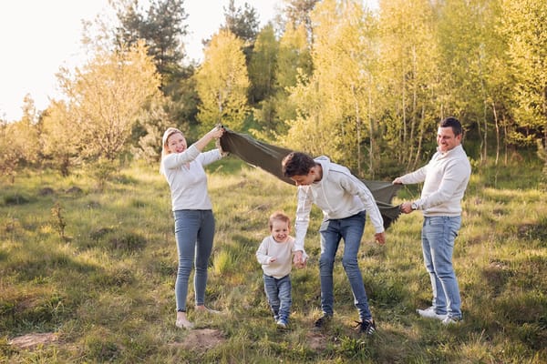 Sesja rodzinna na łące Gdynia rodzina o zachodzie słońca
