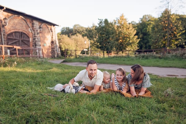 Sesja rodzinna w plenerze Gdynia rodzina przy starej szklarni