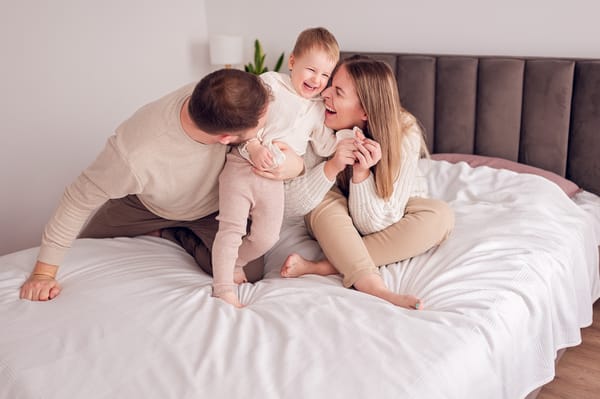 Jak wygląda sesja rodzinna w domu rodzice z córką