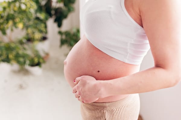 Sesja ciążowa w studio w Gdańsku — solo, kwiaty i industrialne ściany