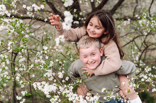 Sesja dziecięca w kwitnących drzewach wiosna Gdynia