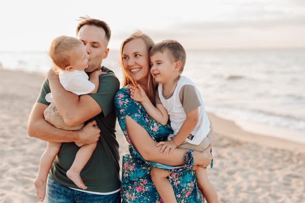 Sesja rodzinna o zachodzie słońca nad morzem Trójmiasto