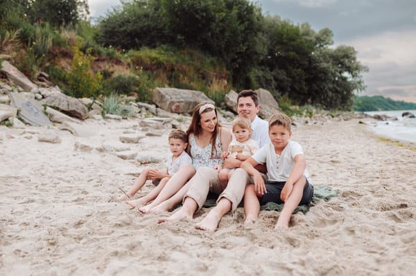 Sesja ciążowa nad morzem w Gdyni — trójka chłopców, wiatr i plaża