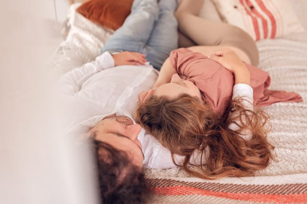 Sesja ciążowa w domu Gdańsk para na łóżku