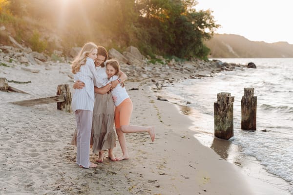 Sesja z nastolatkami na plaży Gdynia mama i córki zachód słońca