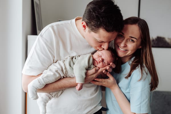 Zdjęcia noworodka lifestyle – naturalna sesja w domu, Gdynia