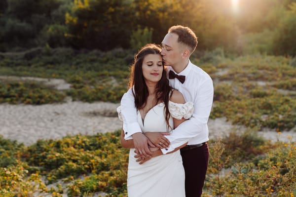 Sesja poślubna nad morzem — Babie Doły, ogromny pies, tłumy na plaży i dzikie róże na łące